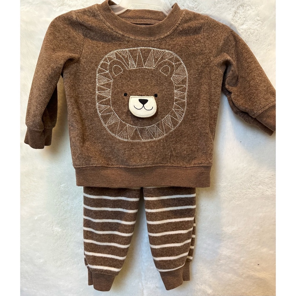 Child of mine made by Carter’s. 3-6M matching set. Very soft. Good condition.